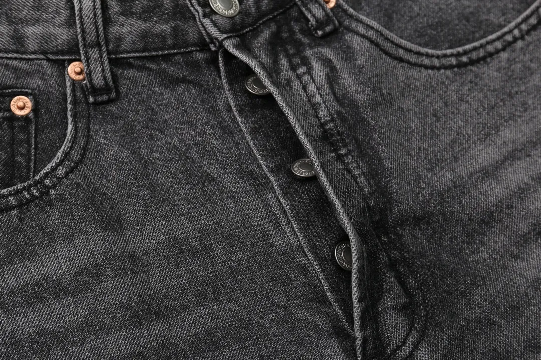 P230 model number: D218 GALLERY DEPT & Chrome hearts. Spliced cross loose washed flared jeans to truly restore the ultimate vintage texture. The original hardware accessories, washed and other elevators, QR code analysis are all purchased from the original factory, with high degree of restoration. You are welcome to compare the products~ Three-dimensional version, loose and comfortable, not picky about the figure, taller and slimmer, factory Seiko, original quality control, same style for men and women, can be matched with couples, versatile recommendation, must-have jeans for all seasons Trendy people have been disappointed. From the quality selection of fabrics, the tailoring of details, and the matching of patterns, everything is impeccable! The upper body is so handsome when worn...it can be easily worn by men, women and children! The craftsmanship uses heavy-duty washed pure cotton denim fabric. After washing, it is soft and thick. It is very stylish when worn on the body. Size: 28, 30, 32, 34, 36 (S-XXL) Color: Stitching
